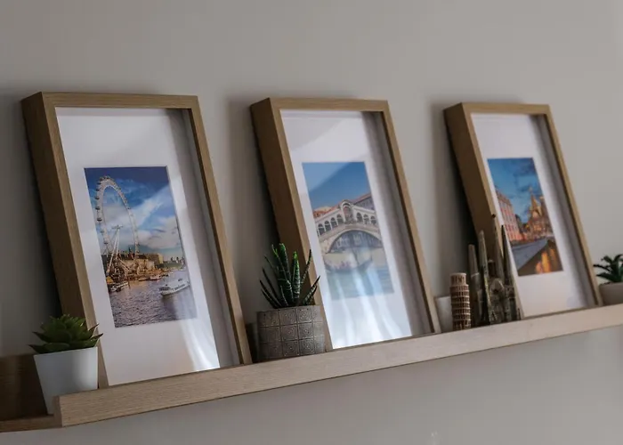 Апартаменты Chic 2br Center Flat