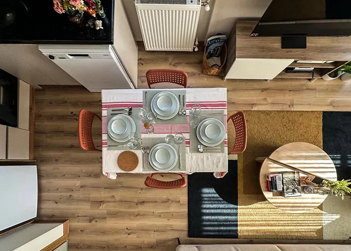 Апартаменты Chic 2br Center Flat *