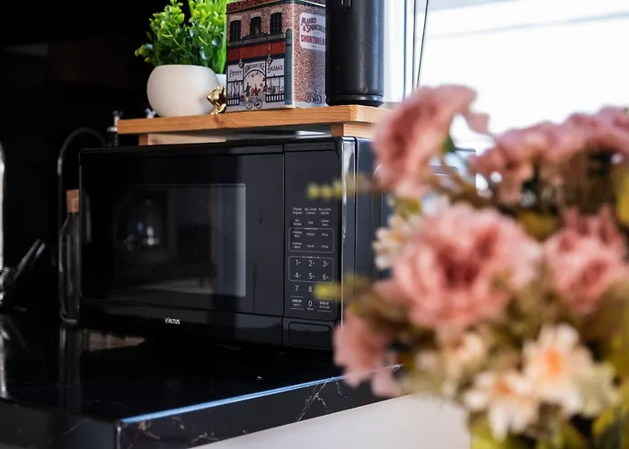 Chic 2br Center Flat